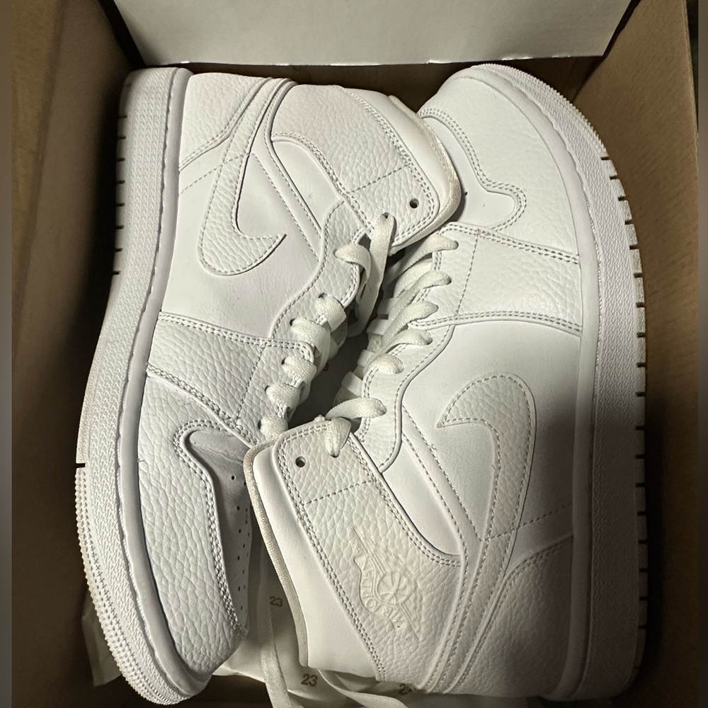 AIR JORDAN 1 MID
"Triple White" 10.5 Used